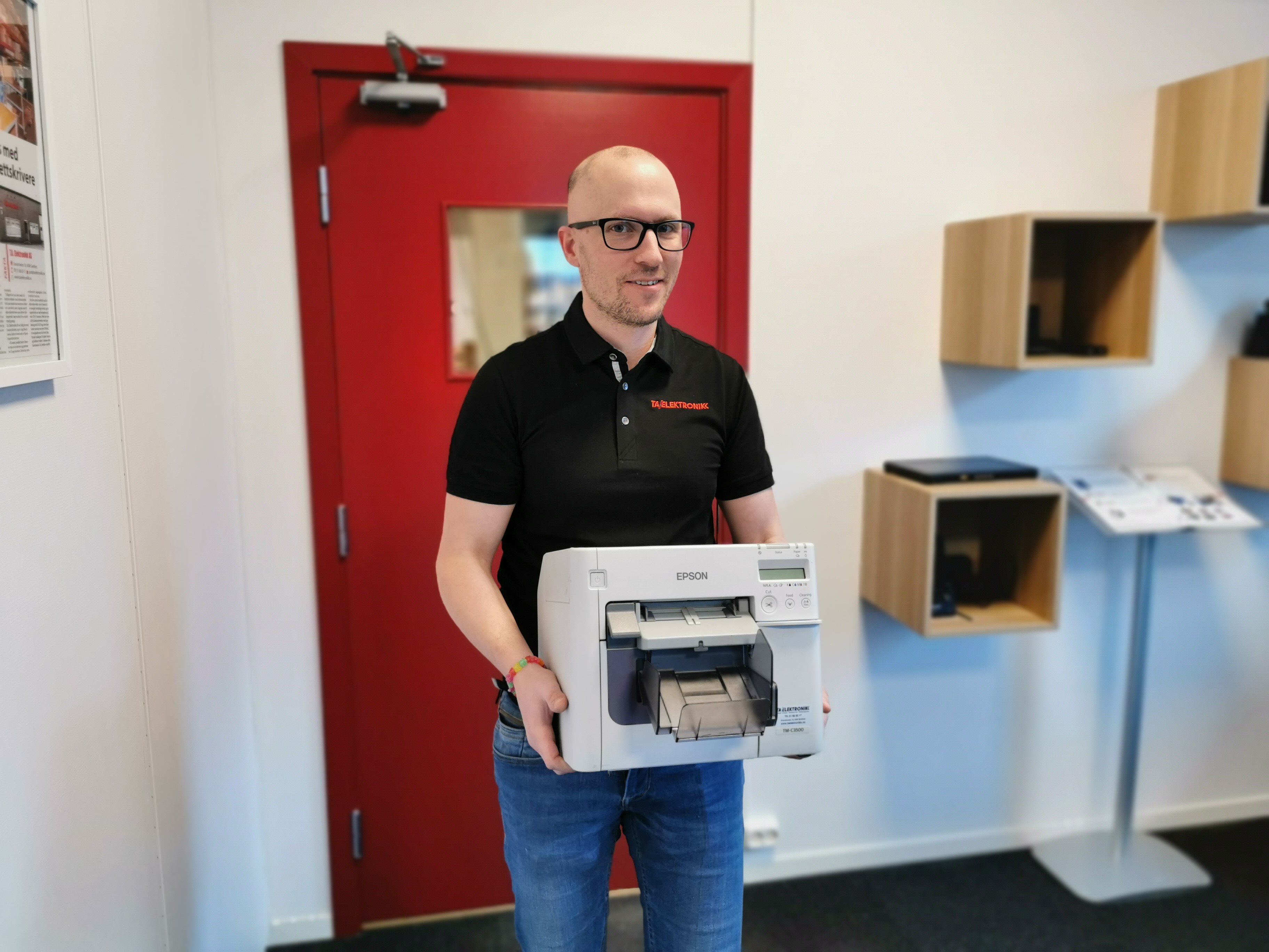 Her er Aavar Stava med en Epson TM-C3500 fargeskriver som skal klargjøres til bruk.