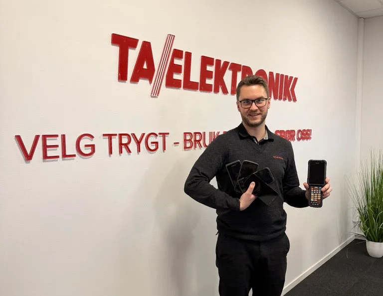 Henrik holder håndterminaler fra Zebra og Honeywell